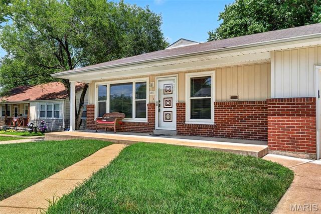 1011 Hawthorn Avenue, St Charles, MO 63301