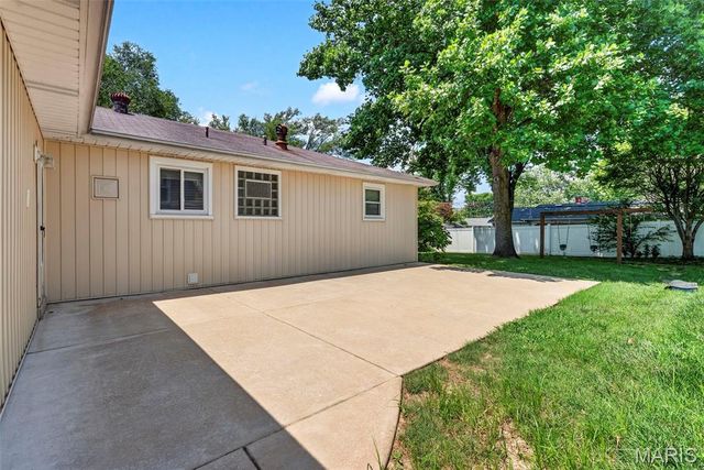 1011 Hawthorn Avenue, St Charles, MO 63301