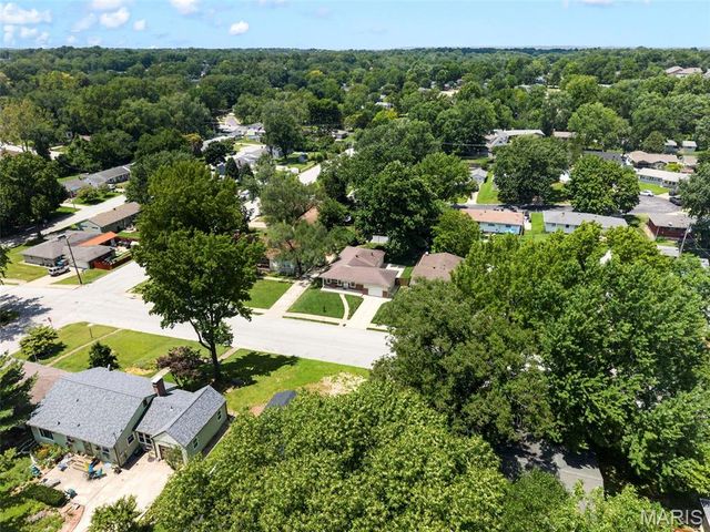 1011 Hawthorn Avenue, St Charles, MO 63301