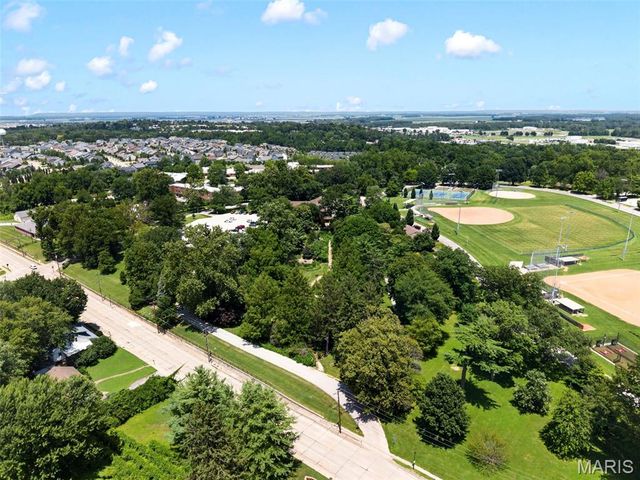 1011 Hawthorn Avenue, St Charles, MO 63301