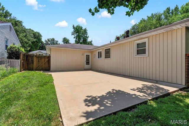 1011 Hawthorn Avenue, St Charles, MO 63301