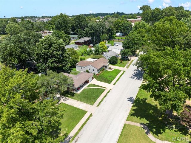 1011 Hawthorn Avenue, St Charles, MO 63301