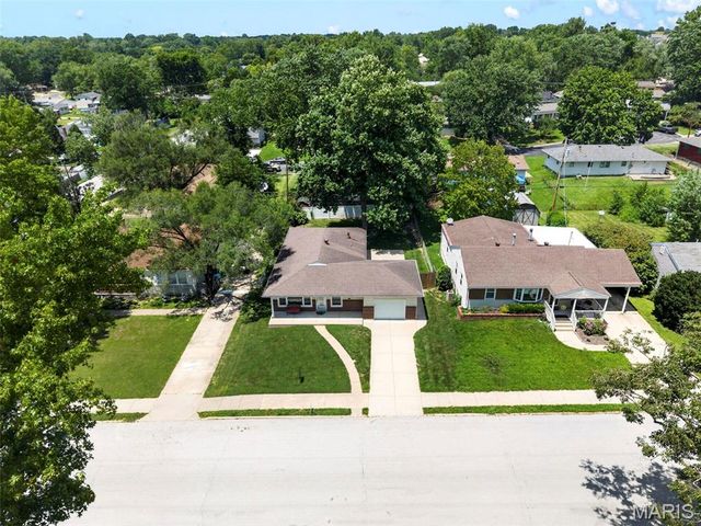 1011 Hawthorn Avenue, St Charles, MO 63301
