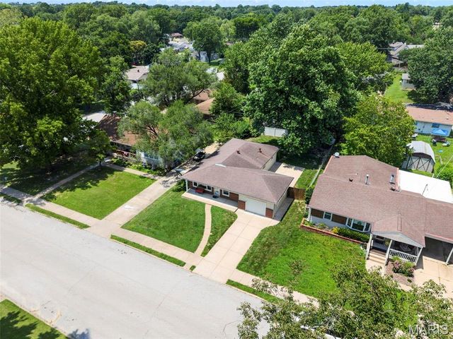 1011 Hawthorn Avenue, St Charles, MO 63301