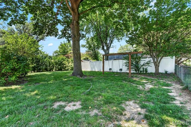 1011 Hawthorn Avenue, St Charles, MO 63301