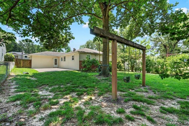 1011 Hawthorn Avenue, St Charles, MO 63301