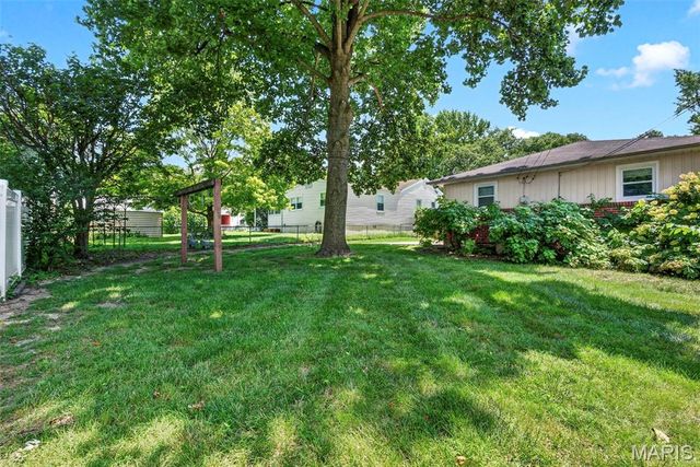 1011 Hawthorn Avenue, St Charles, MO 63301