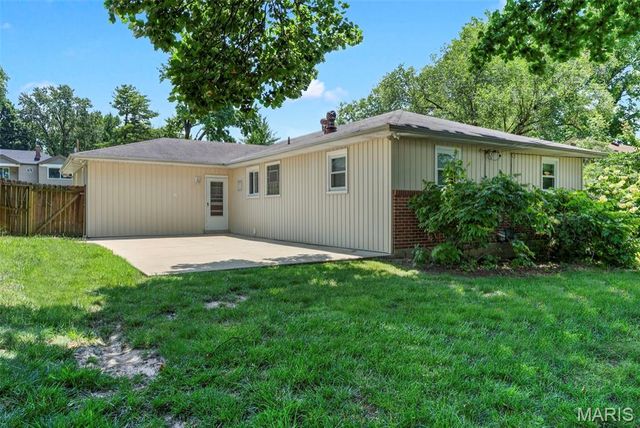 1011 Hawthorn Avenue, St Charles, MO 63301
