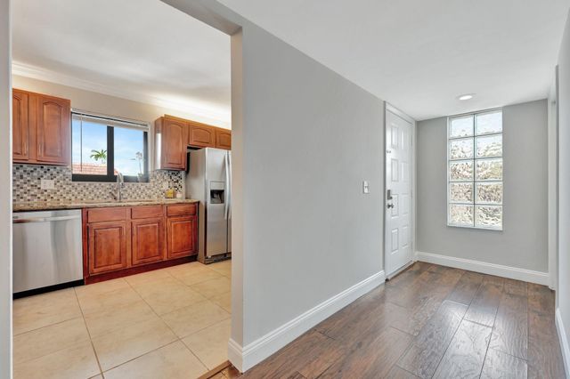 334 LAKEVIEW Drive 204, Weston, FL 33326