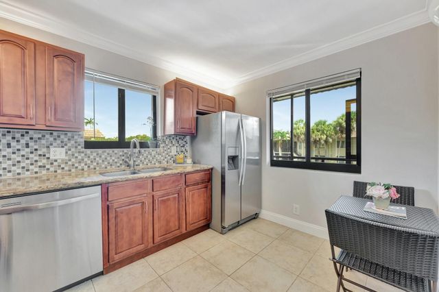 334 LAKEVIEW Drive 204, Weston, FL 33326