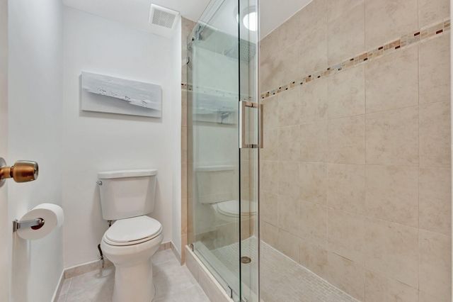 334 LAKEVIEW Drive 204, Weston, FL 33326