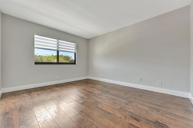 334 LAKEVIEW Drive 204, Weston, FL 33326