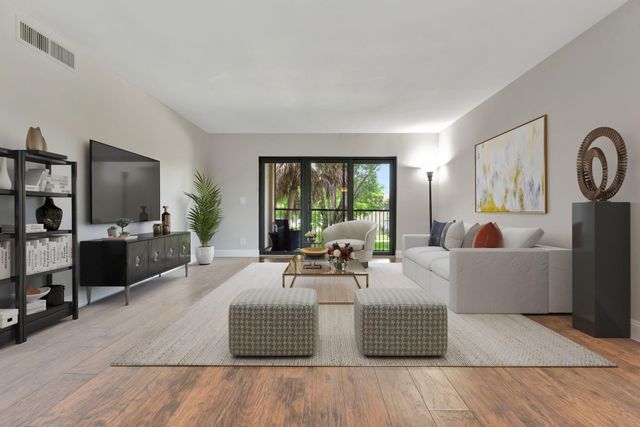 334 LAKEVIEW Drive 204, Weston, FL 33326