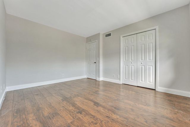 334 LAKEVIEW Drive 204, Weston, FL 33326