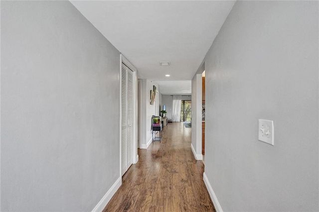 334 LAKEVIEW Drive 204, Weston, FL 33326