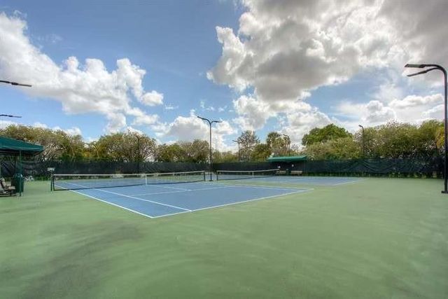 334 LAKEVIEW Drive 204, Weston, FL 33326