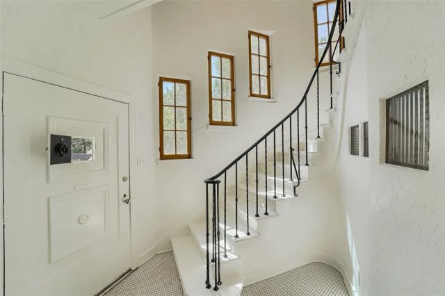 5924 Graciosa Drive, Los Angeles, CA 90068