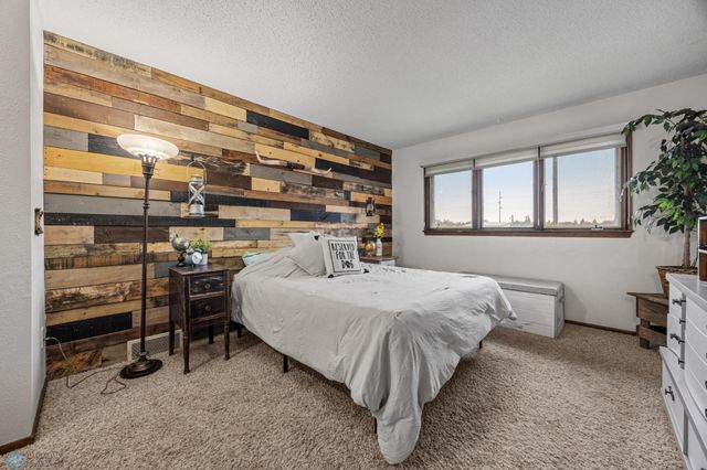 2225 4th Avenue S, Moorhead, MN 56560