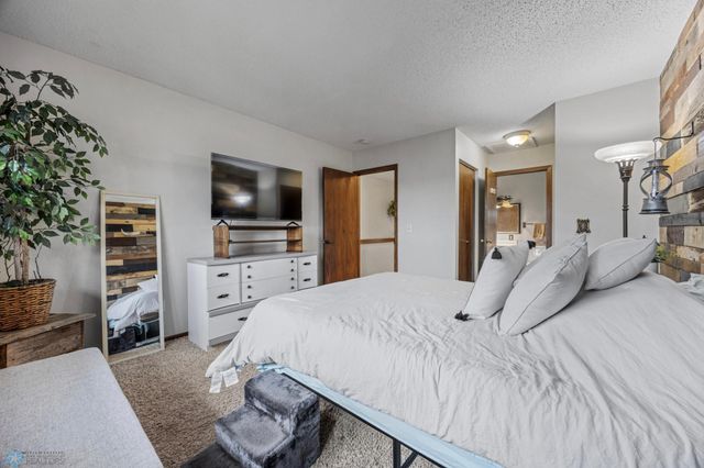 2225 4th Avenue S, Moorhead, MN 56560