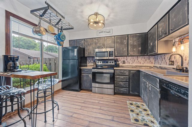 2225 4th Avenue S, Moorhead, MN 56560