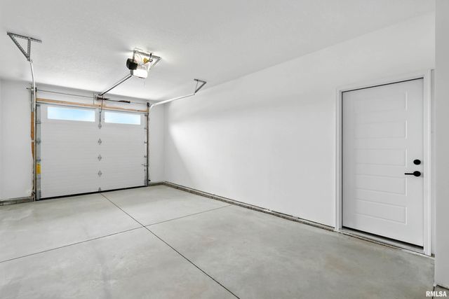 535 N 4TH Avenue, Eldridge, IA 52748