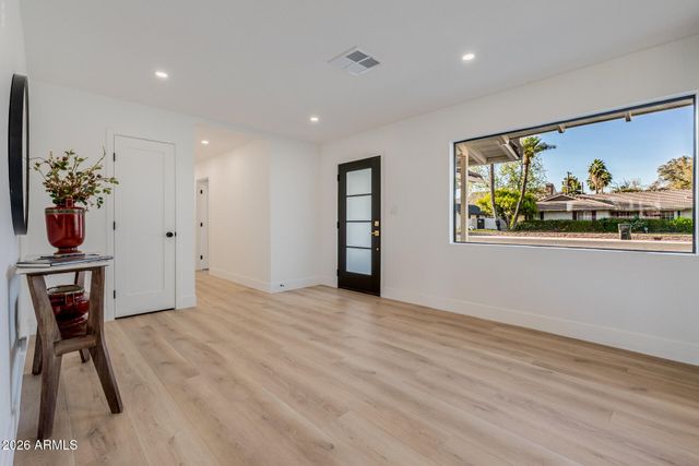 1111 W TOWNLEY Avenue, Phoenix, AZ 85021