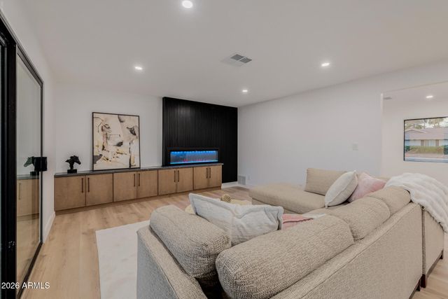 1111 W TOWNLEY Avenue, Phoenix, AZ 85021