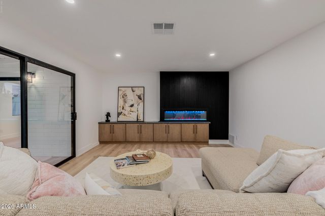 1111 W TOWNLEY Avenue, Phoenix, AZ 85021