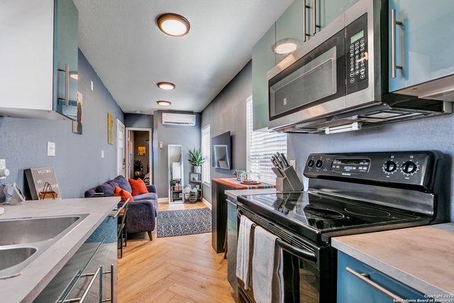 2415 W Poplar, San Antonio, TX 78207