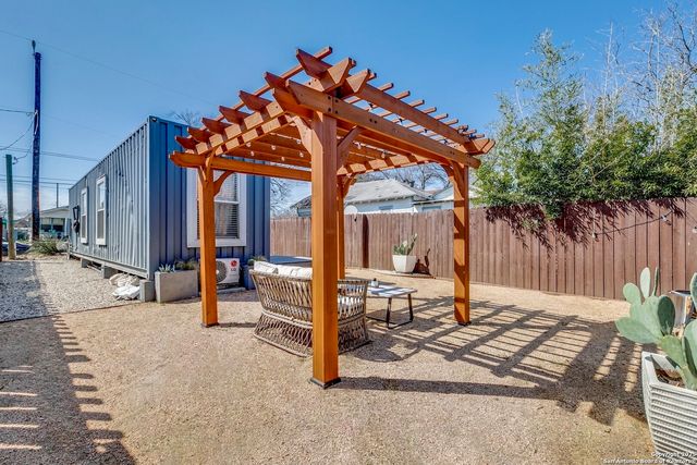 2415 W Poplar, San Antonio, TX 78207