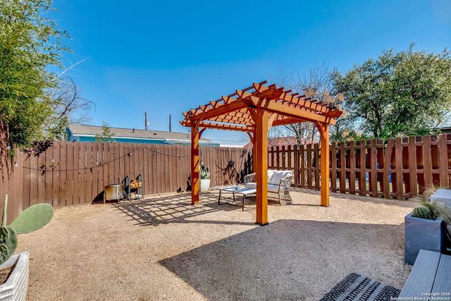 2415 W Poplar, San Antonio, TX 78207