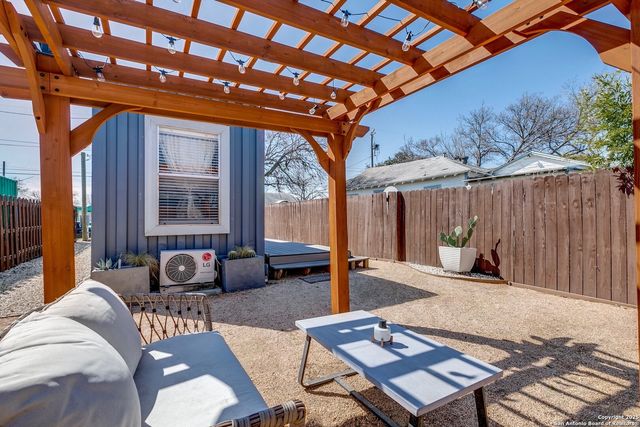 2415 W Poplar, San Antonio, TX 78207