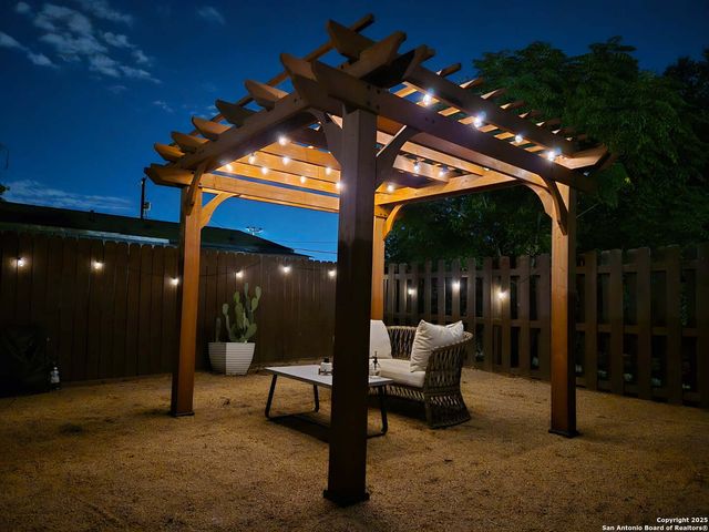 2415 W Poplar, San Antonio, TX 78207