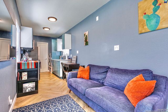 2415 W Poplar, San Antonio, TX 78207