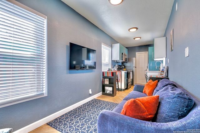 2415 W Poplar, San Antonio, TX 78207