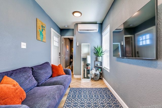 2415 W Poplar, San Antonio, TX 78207