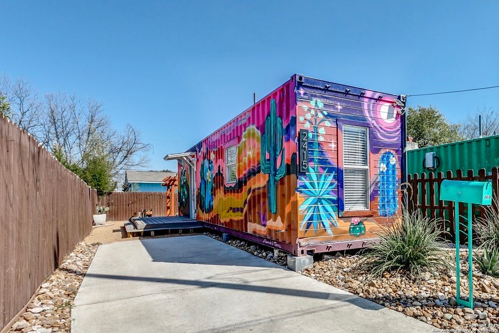 2415 W Poplar, San Antonio, TX 78207