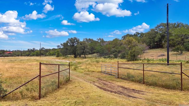 1400 Knoll Schwope Rd, Spring Branch, TX 78070