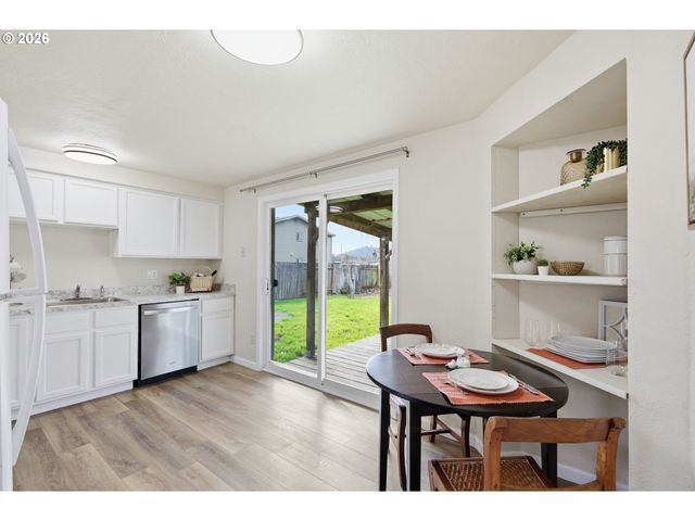 266 40TH St, Springfield, OR 97478