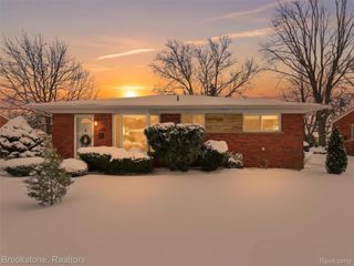 21128 Suffolk Street, Clinton Charter Township, MI 48035
