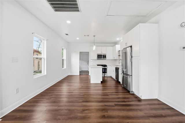 122 E James Street, Baytown, TX 77520