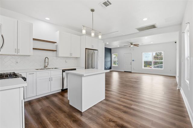 122 E James Street, Baytown, TX 77520