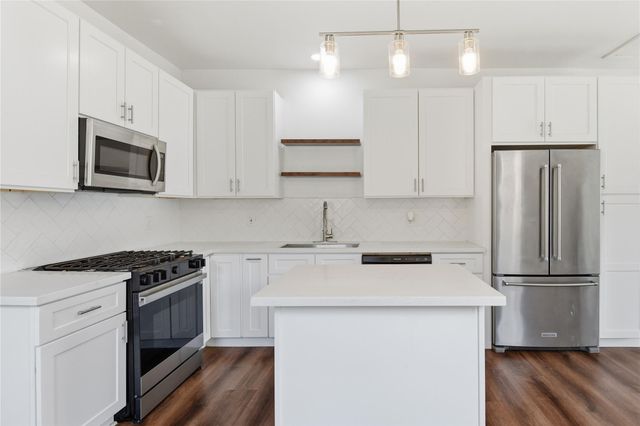 122 E James Street, Baytown, TX 77520