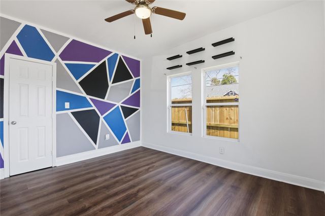 122 E James Street, Baytown, TX 77520