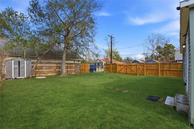 122 E James Street, Baytown, TX 77520