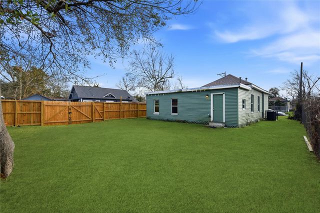 122 E James Street, Baytown, TX 77520