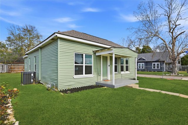 122 E James Street, Baytown, TX 77520