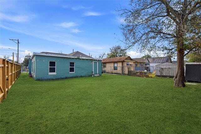 122 E James Street, Baytown, TX 77520