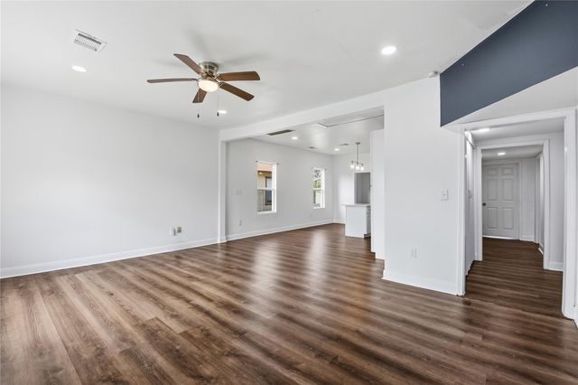 122 E James Street, Baytown, TX 77520