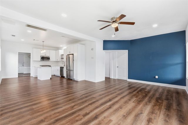 122 E James Street, Baytown, TX 77520